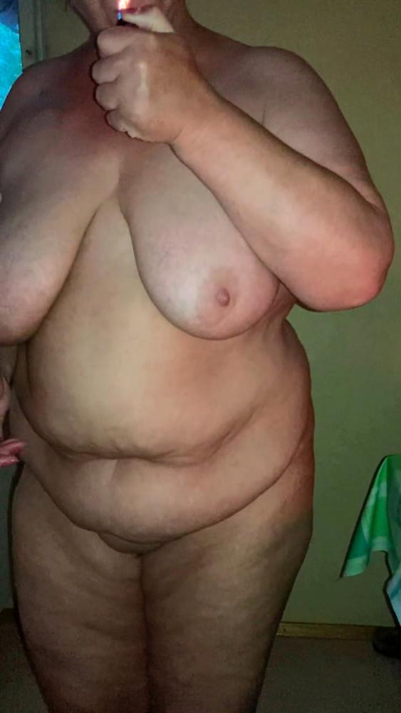 15P My wife shows her body and pussylips