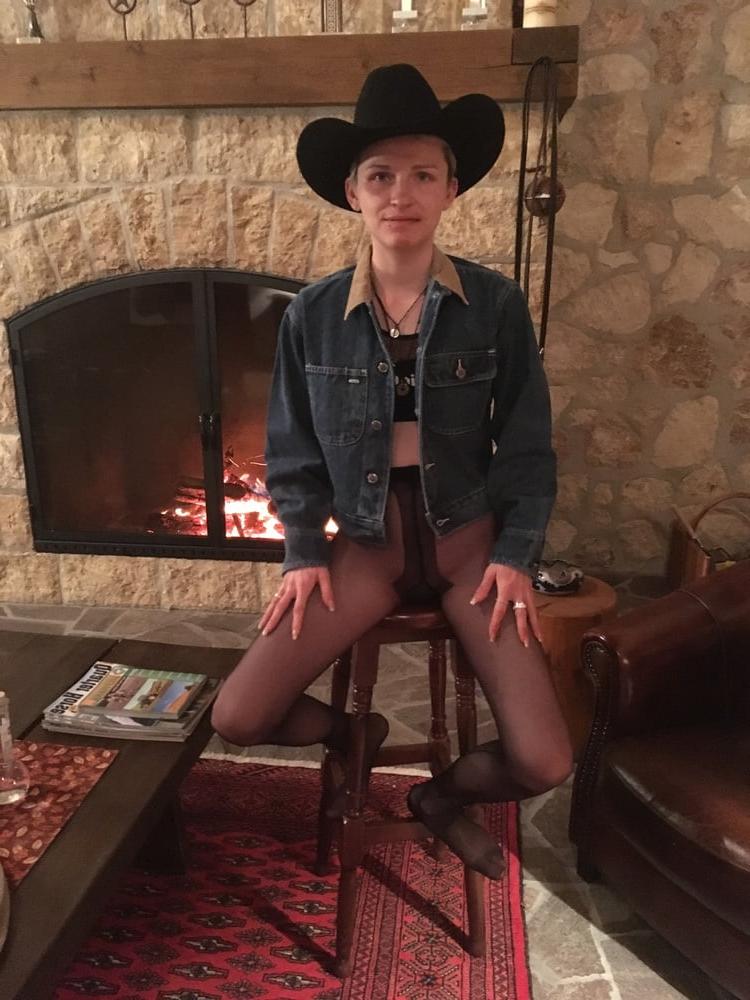 16P Cowgirl in Nylons