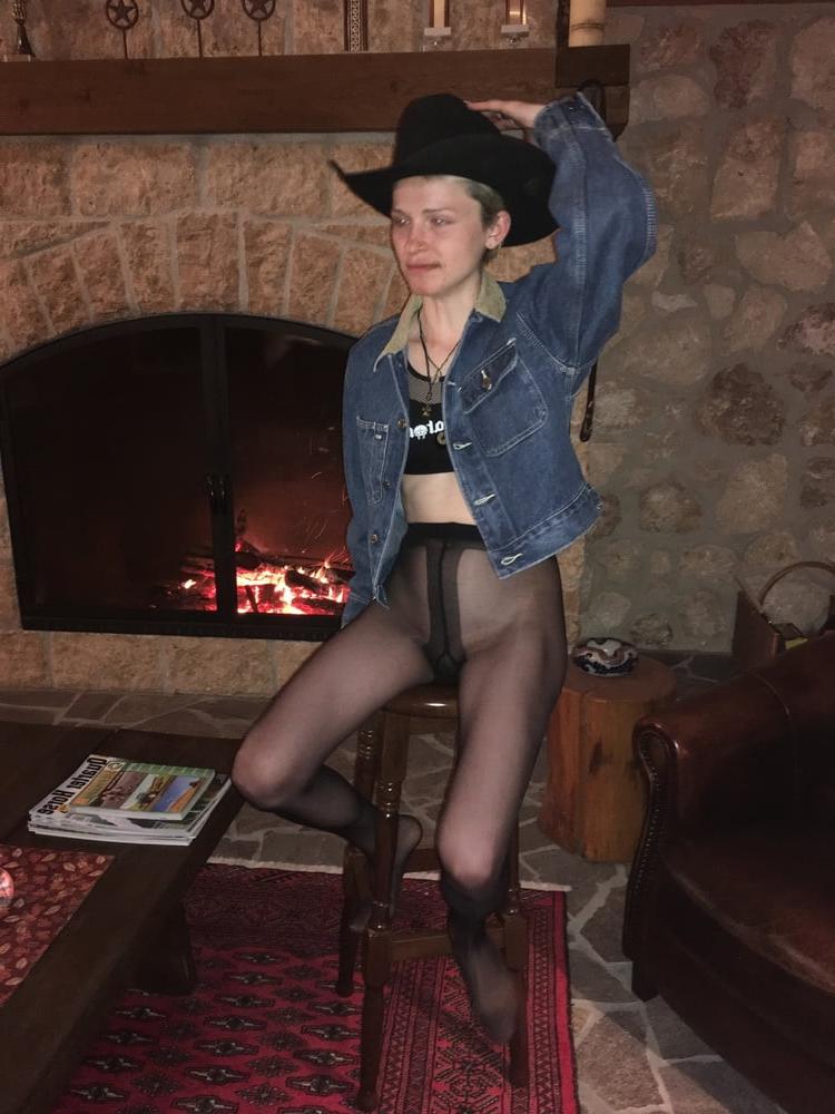 16P Cowgirl in Nylons