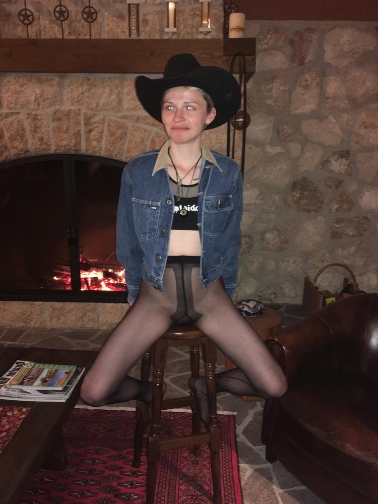 16P Cowgirl in Nylons