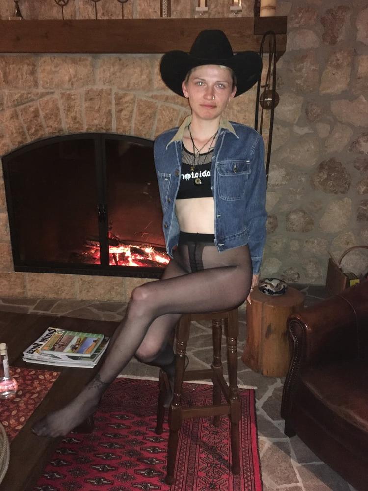 16P Cowgirl in Nylons