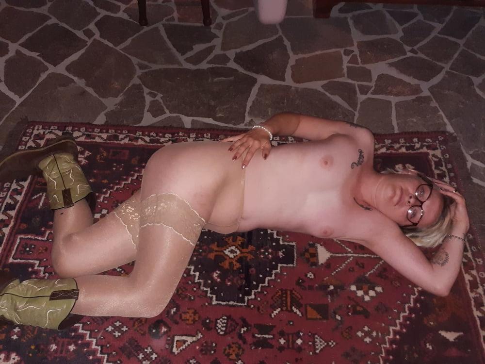 16P Cowgirl in Nylons