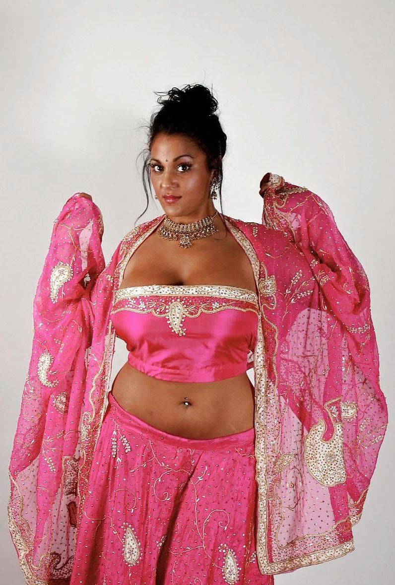 18P INDIAN BABE IN SARI