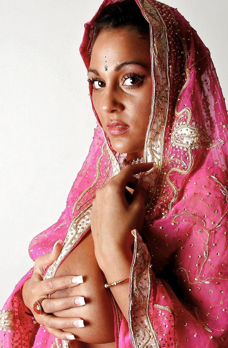 18P INDIAN BABE IN SARI