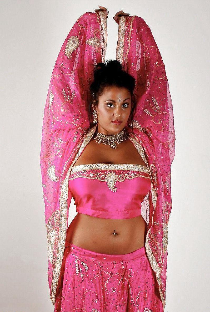 18P INDIAN BABE IN SARI