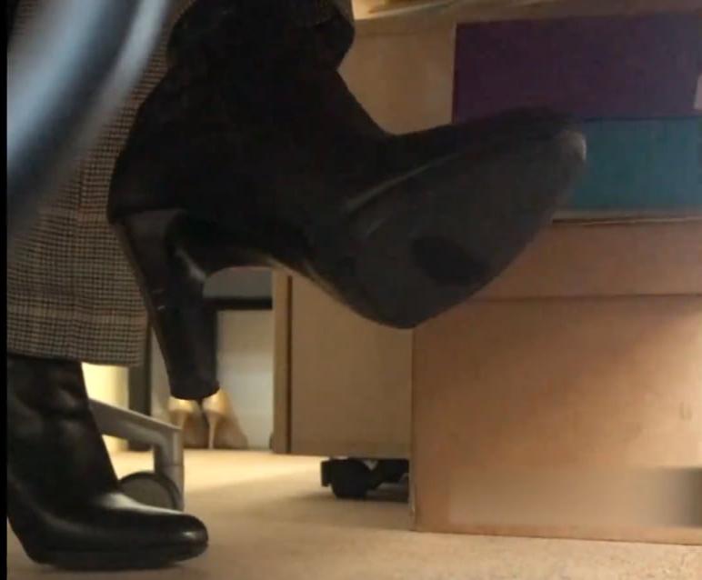 25P Women in Boots