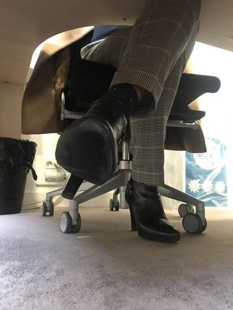 25P Women in Boots