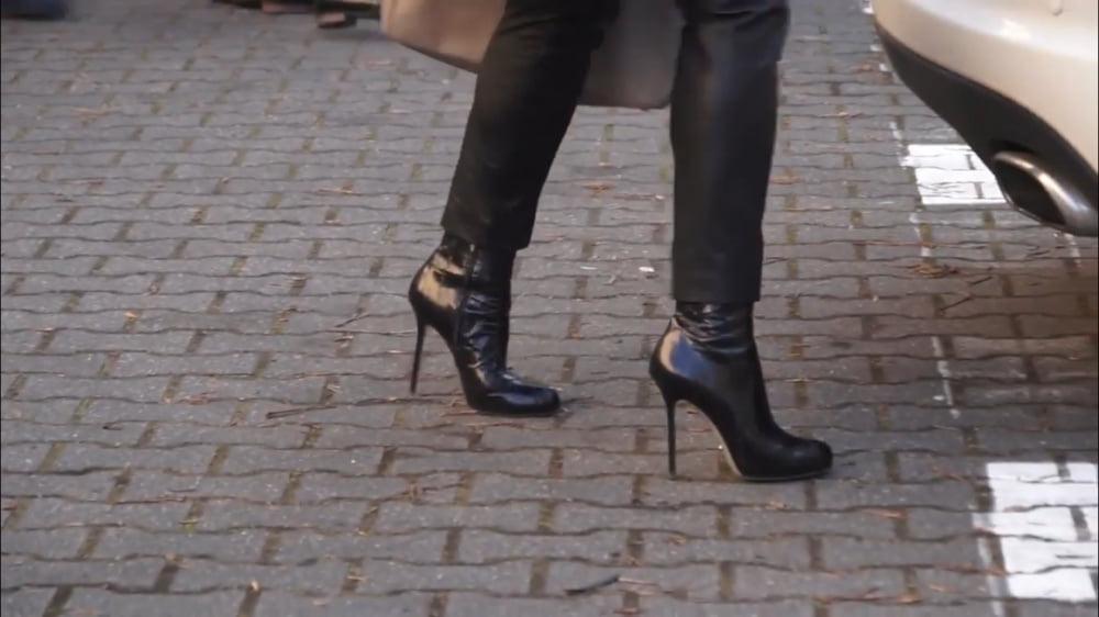 25P Women in Boots