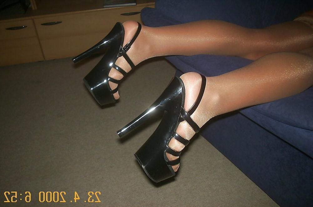 15P Hot Wife In Tan Stockings And Black Platform High Heels