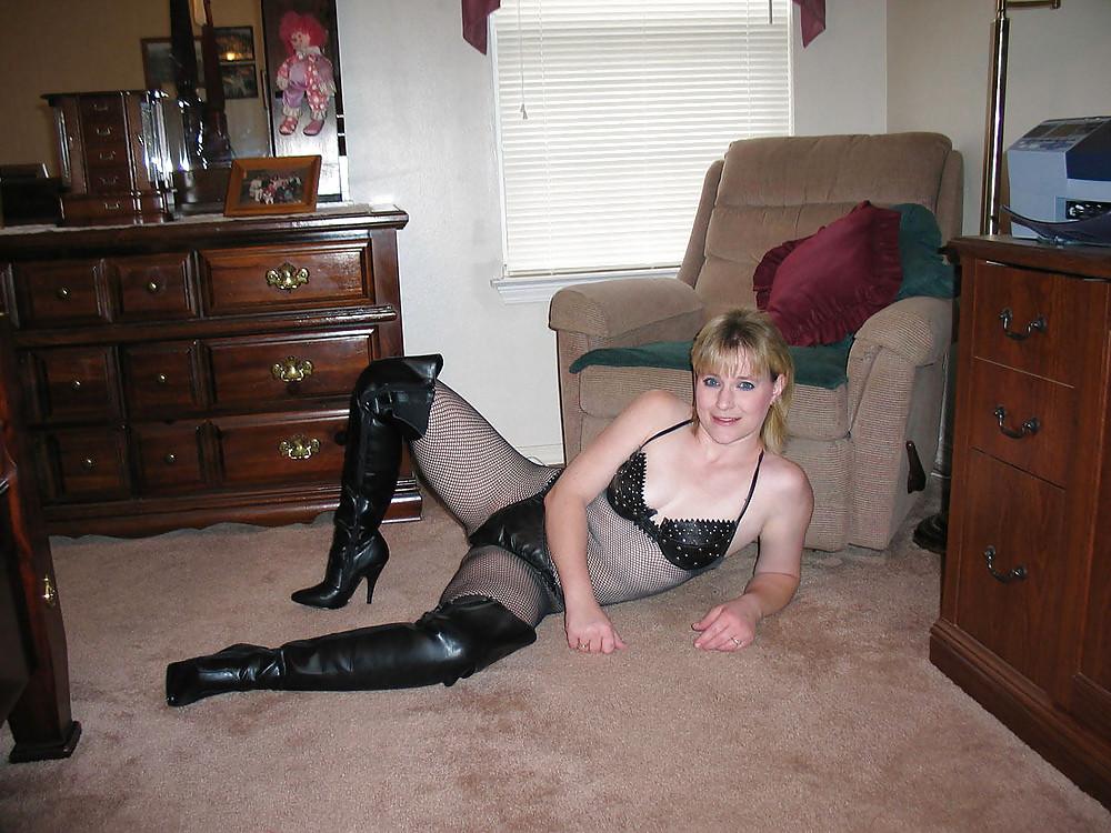25P Girls in high heel boots