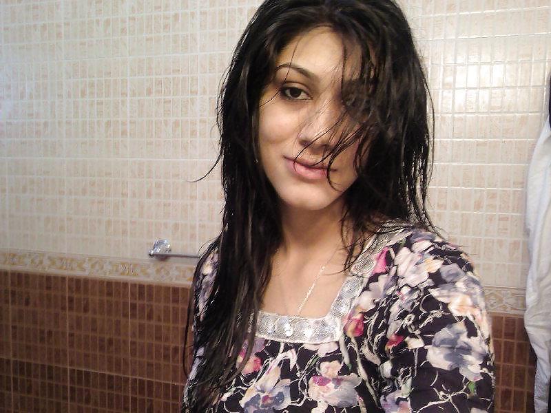 25P BEAUTIFUL INDIAN GIRL NRI