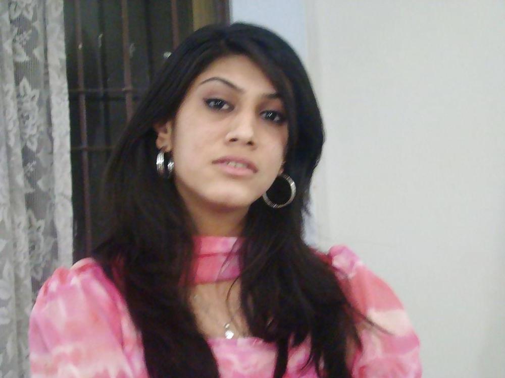 25P BEAUTIFUL INDIAN GIRL NRI