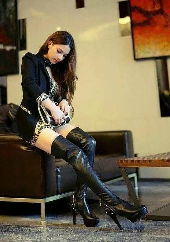 25P Get your cock out and cum glaze those boots