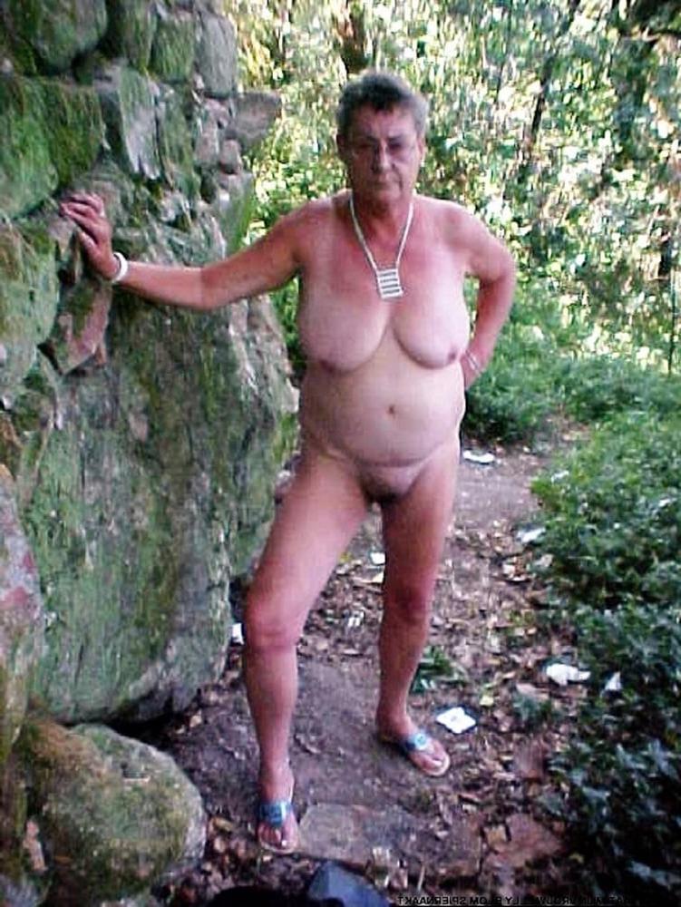 7P my wife showing her cunt outside