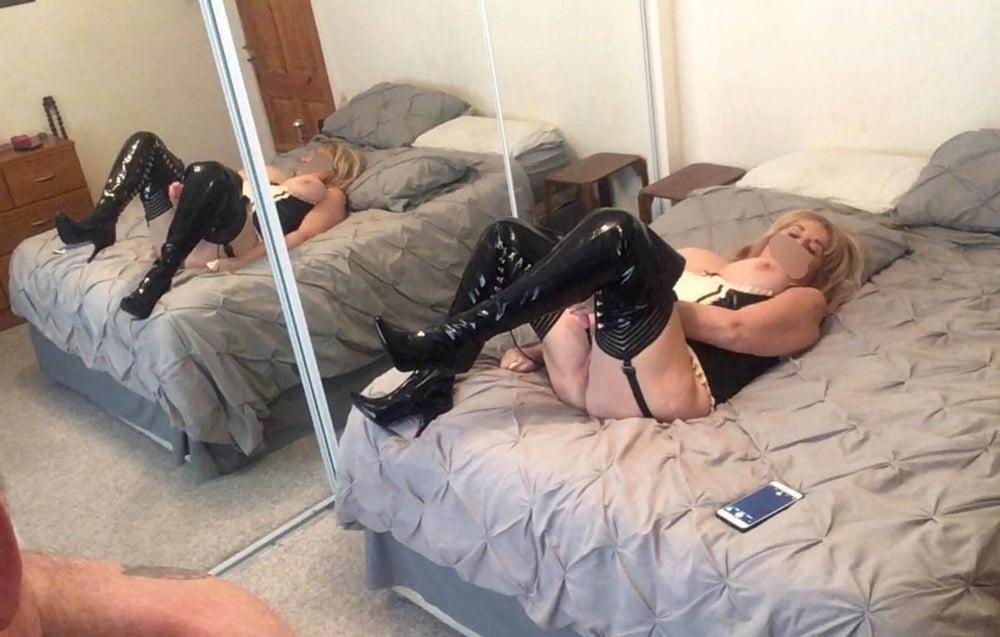 25P LINDA in latex and boots