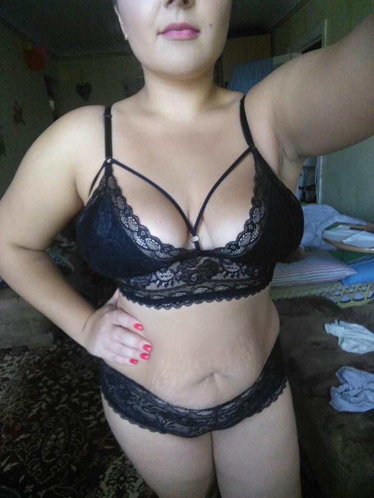 25P Wife poses in lingerie