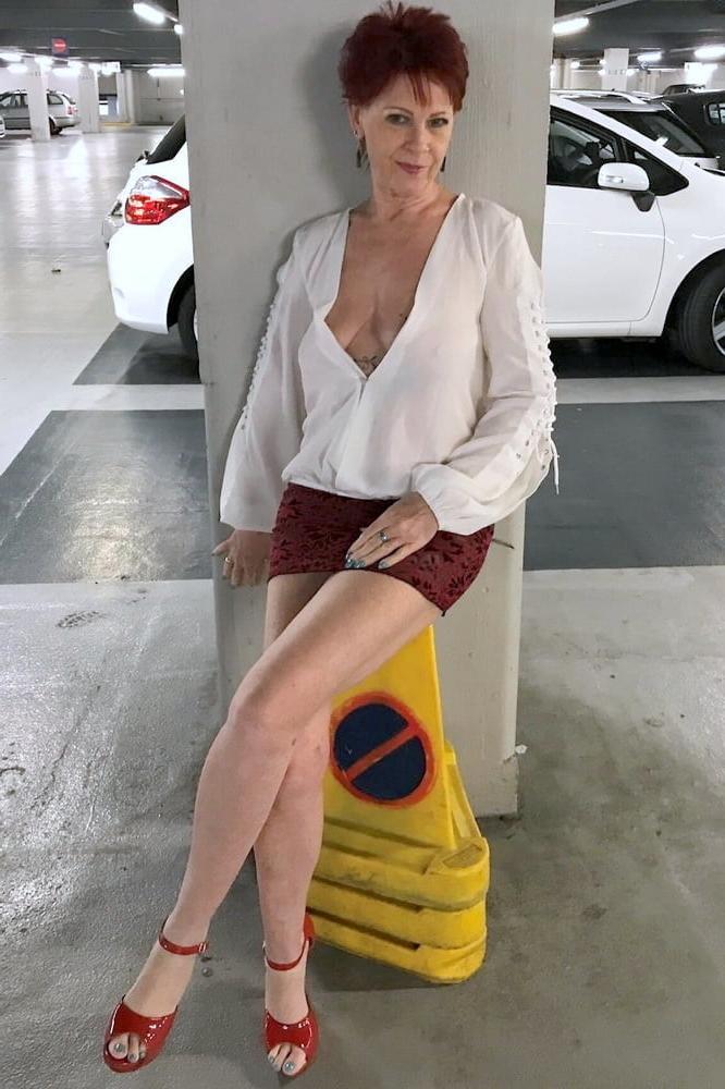 25P Mature Wife Posing 7