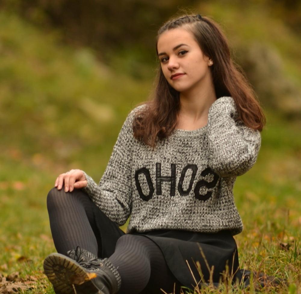 21P Sweet-Faced German GF in Tights