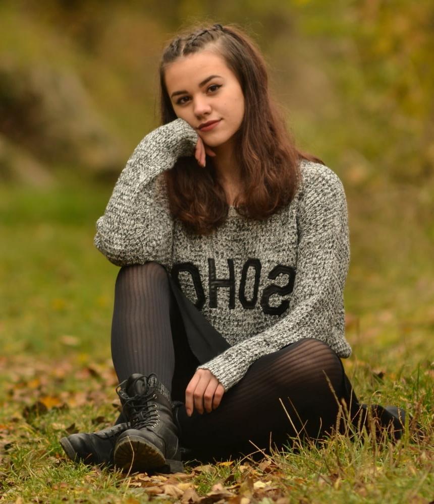 21P Sweet-Faced German GF in Tights