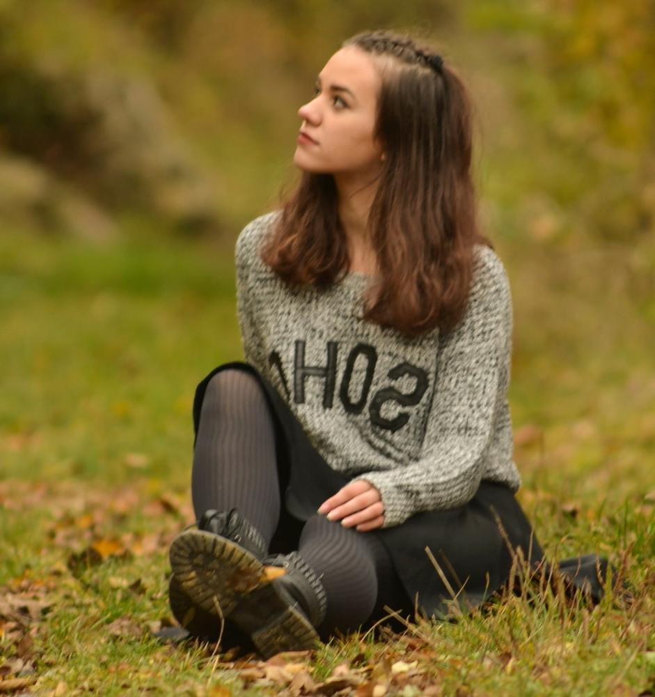 21P Sweet-Faced German GF in Tights