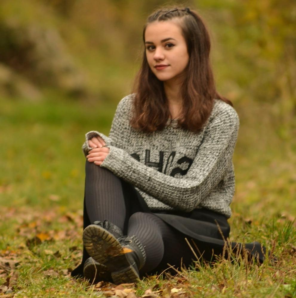 21P Sweet-Faced German GF in Tights