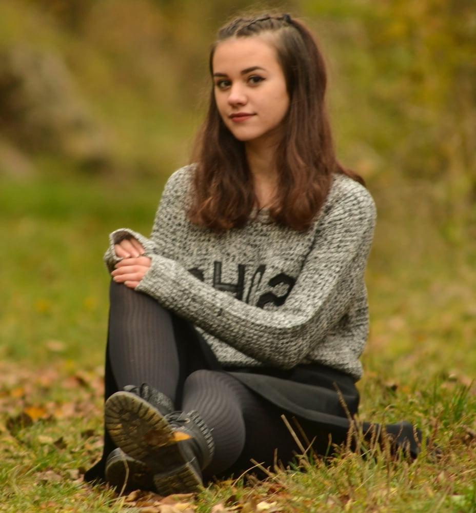 21P Sweet-Faced German GF in Tights