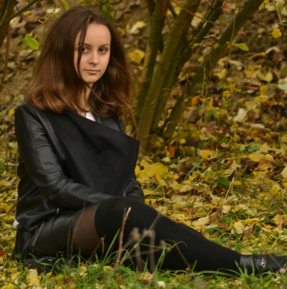 21P Sweet-Faced German GF in Tights