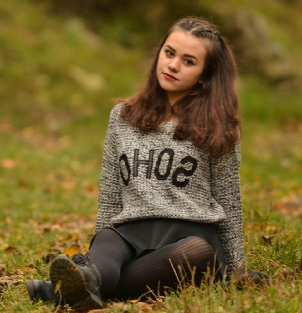 21P Sweet-Faced German GF in Tights