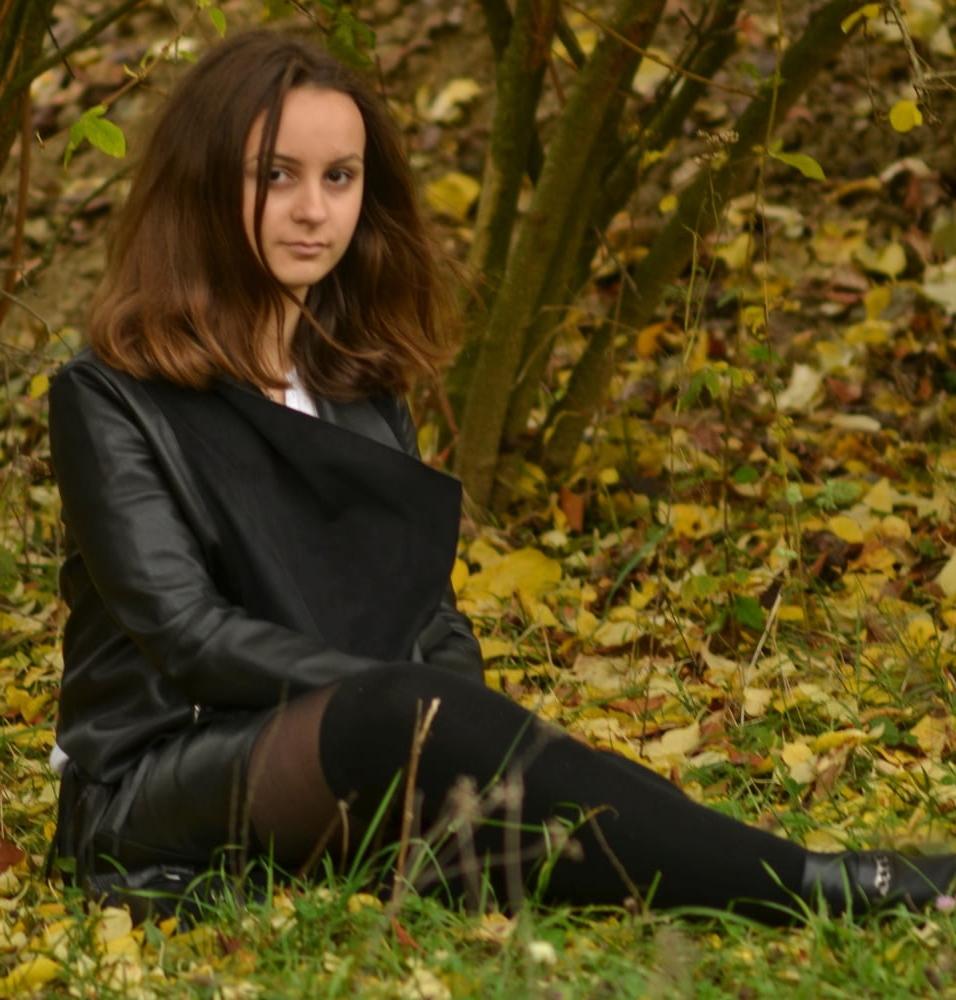 21P Sweet-Faced German GF in Tights