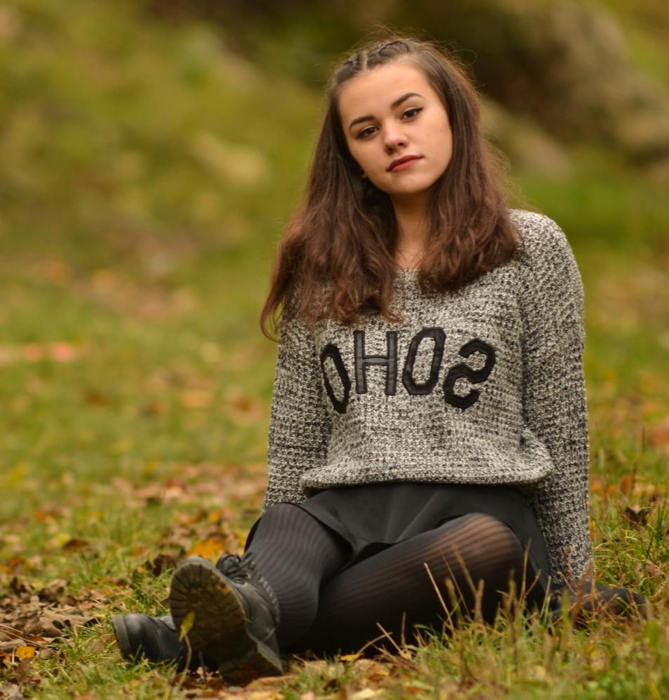 21P Sweet-Faced German GF in Tights
