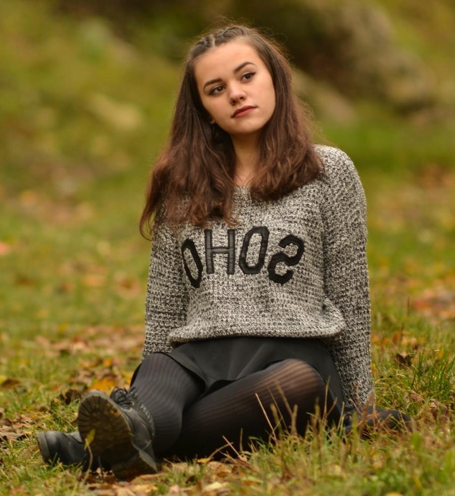 21P Sweet-Faced German GF in Tights