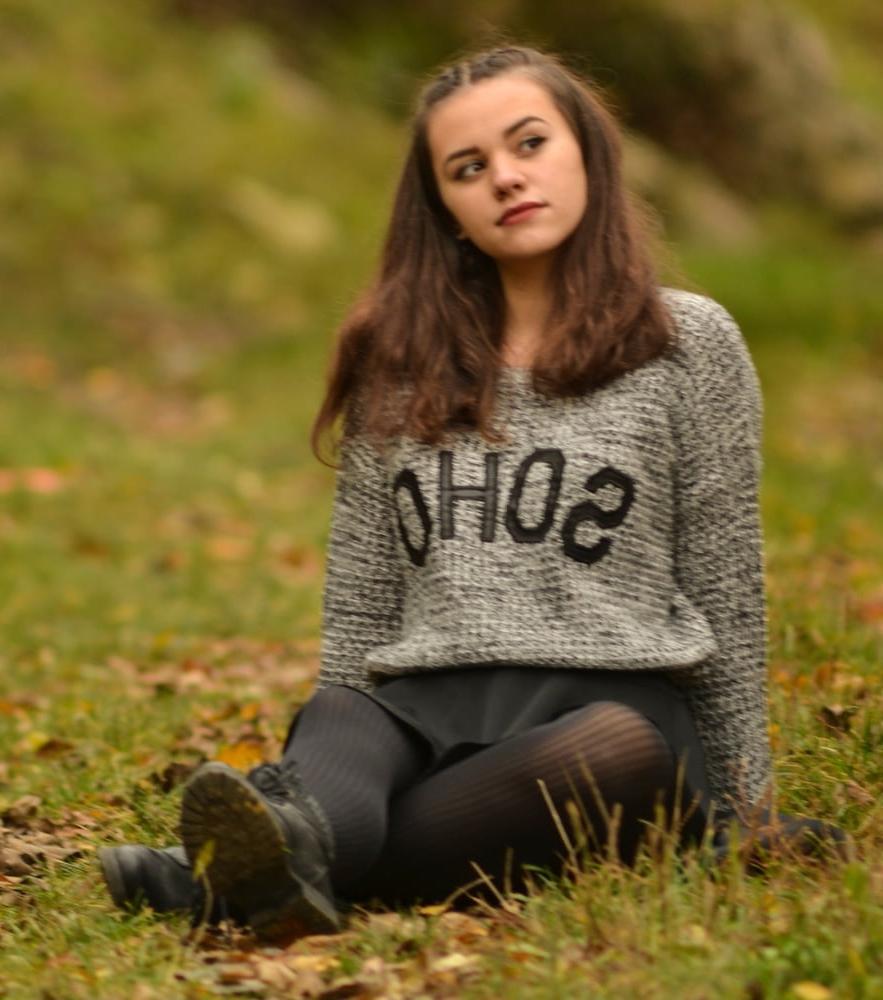 21P Sweet-Faced German GF in Tights