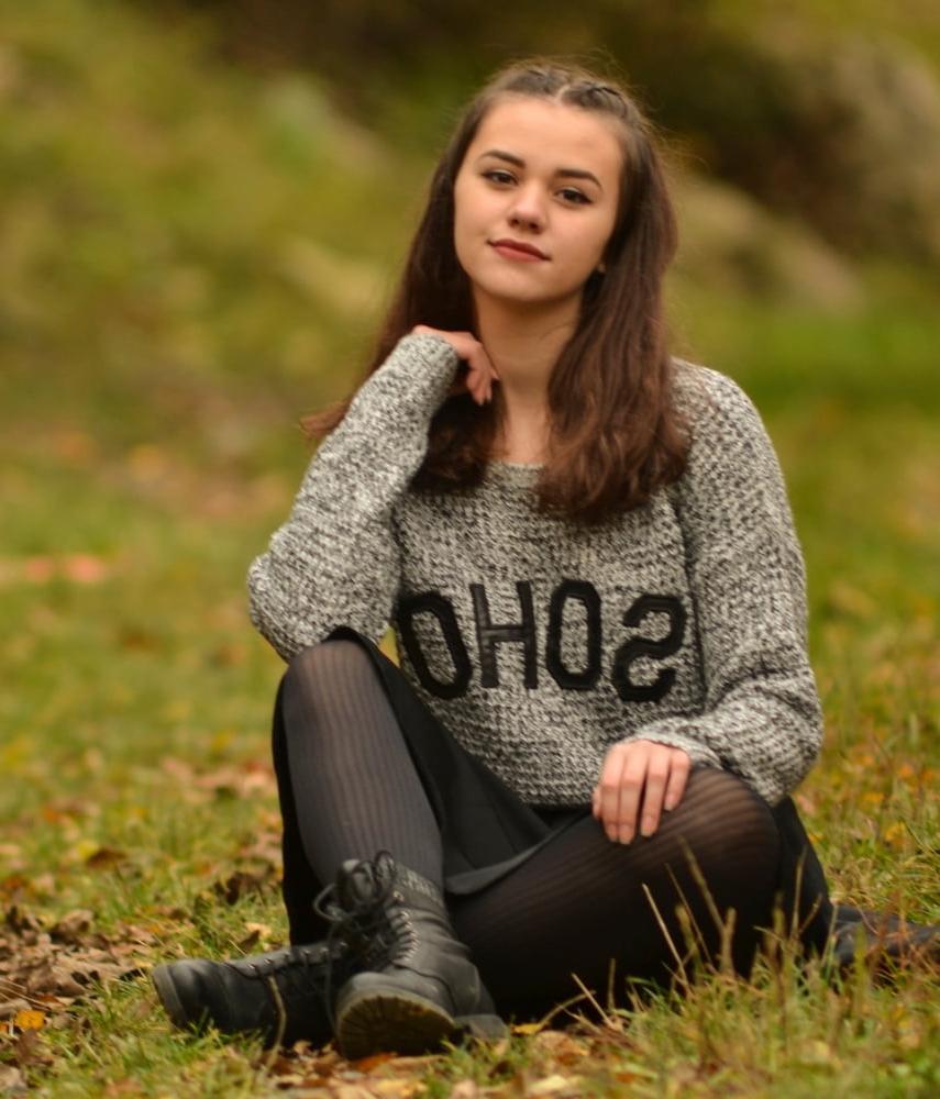 21P Sweet-Faced German GF in Tights