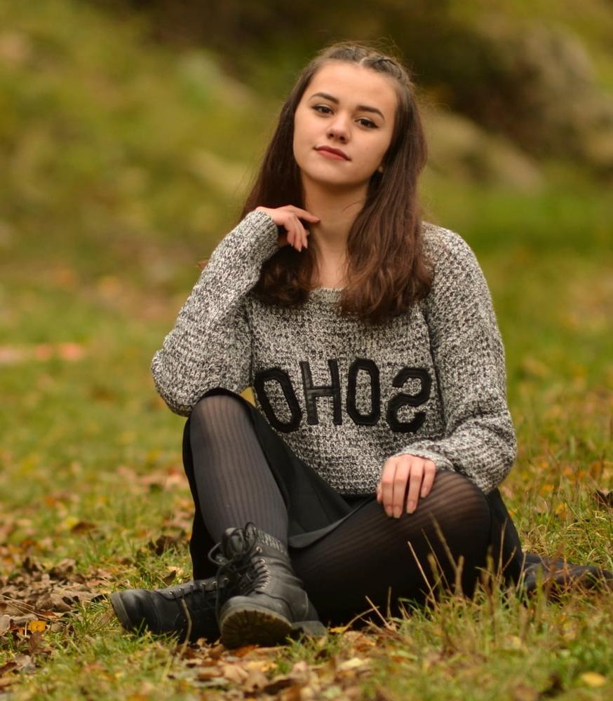 21P Sweet-Faced German GF in Tights
