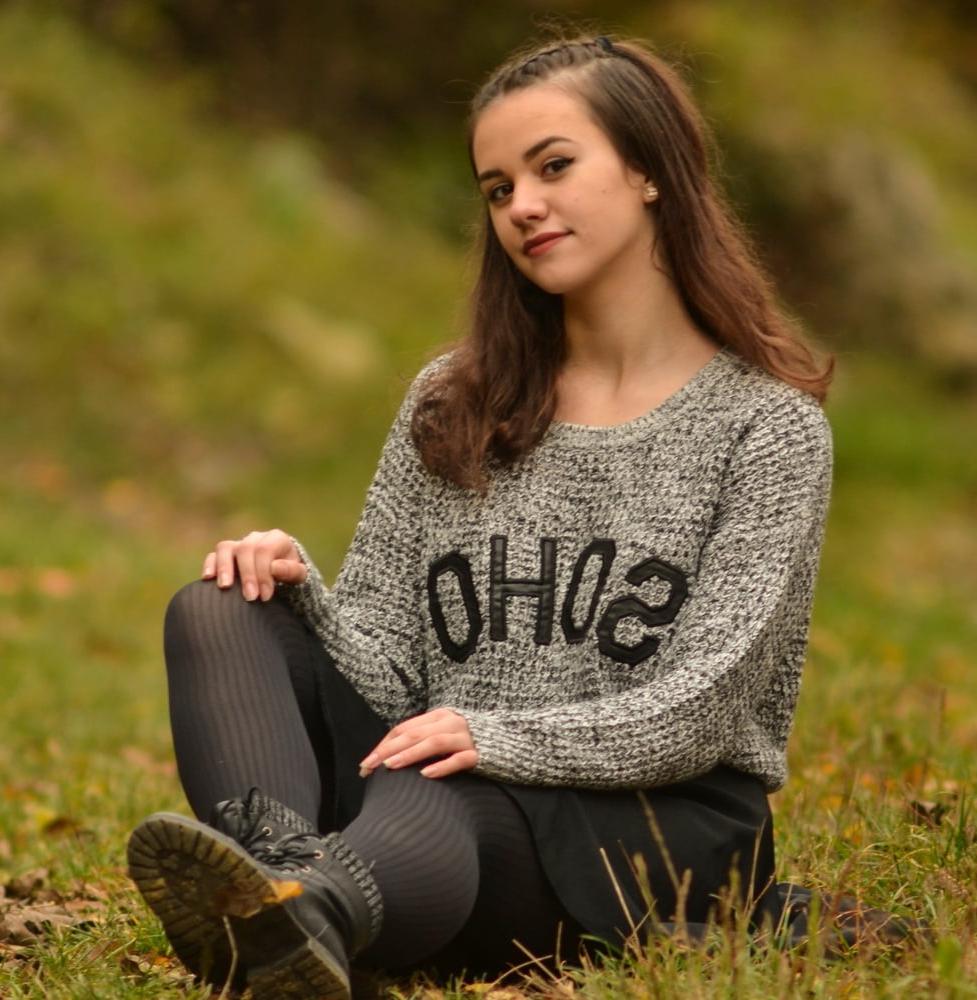 21P Sweet-Faced German GF in Tights