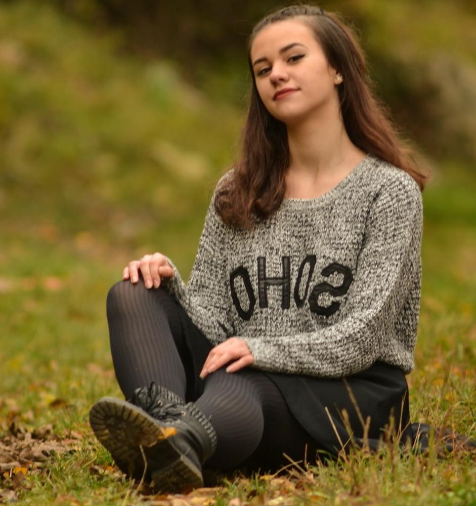 21P Sweet-Faced German GF in Tights