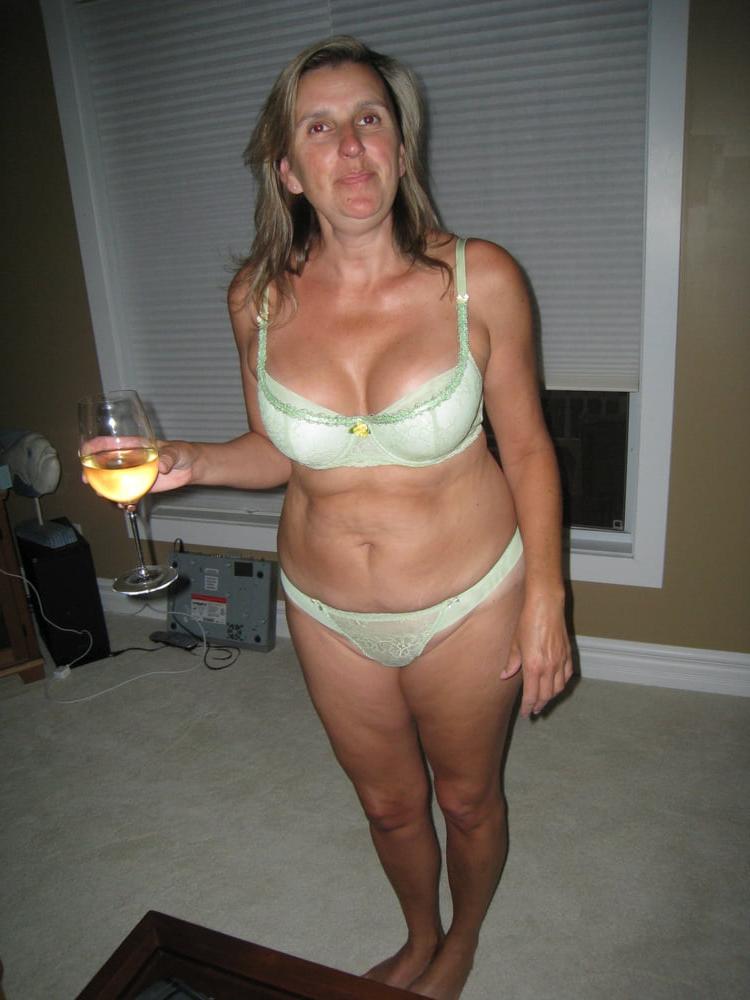25P Alex American MILF