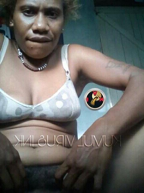 21P PNG Tolai mama pose