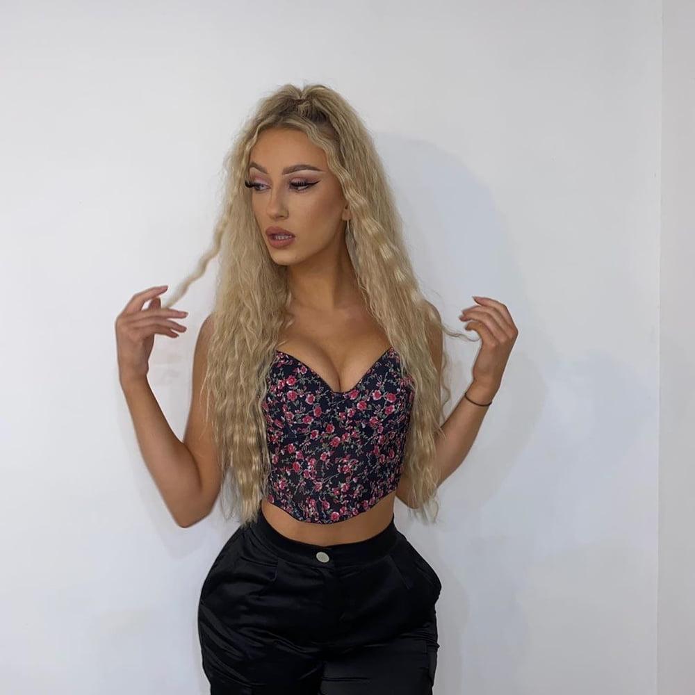 25P Evie sex UK chav slut tight body big round ass cute face