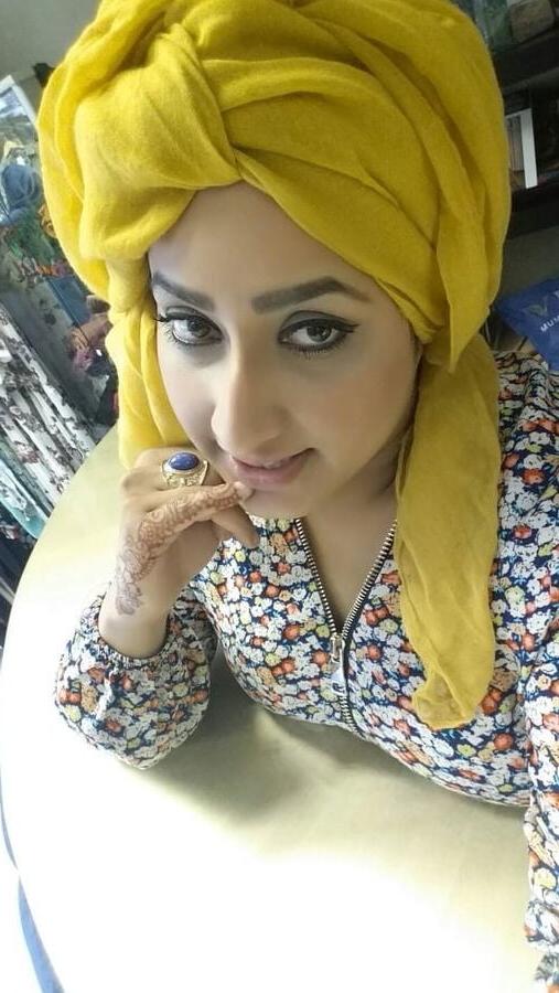 24P Beurette cochonne se fait des selfies
