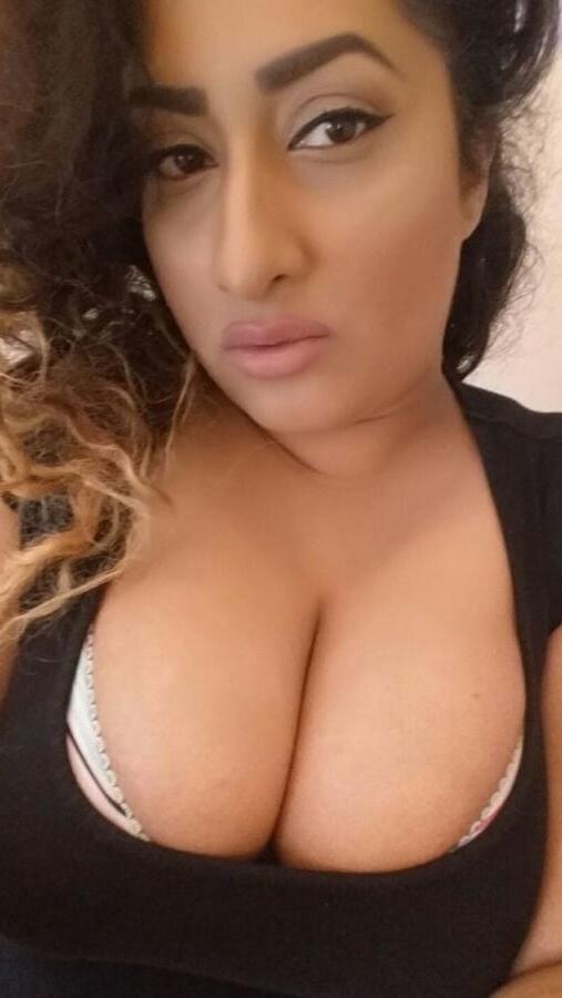 24P Beurette cochonne se fait des selfies