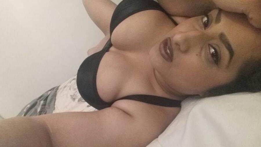 24P Beurette cochonne se fait des selfies