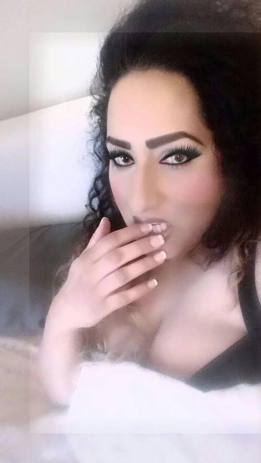 24P Beurette cochonne se fait des selfies
