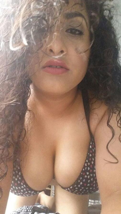 24P Beurette cochonne se fait des selfies