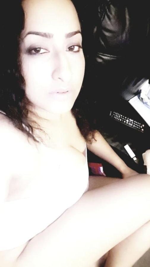 24P Beurette cochonne se fait des selfies