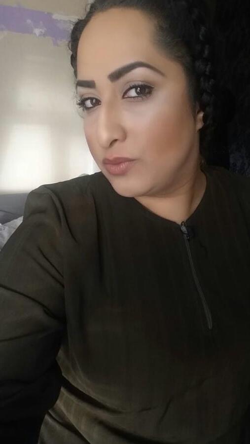 24P Beurette cochonne se fait des selfies
