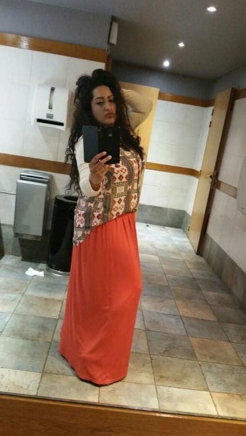 24P Beurette cochonne se fait des selfies