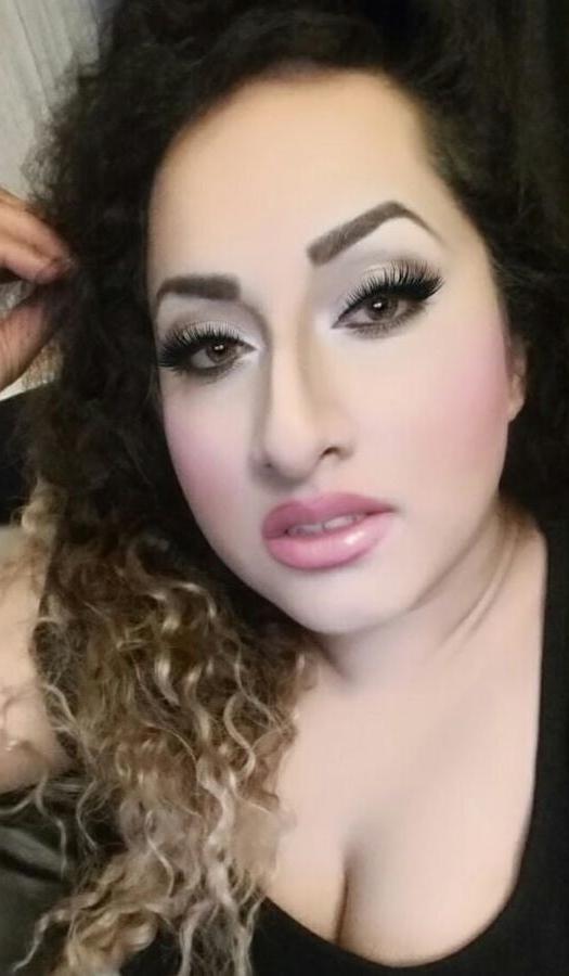 24P Beurette cochonne se fait des selfies