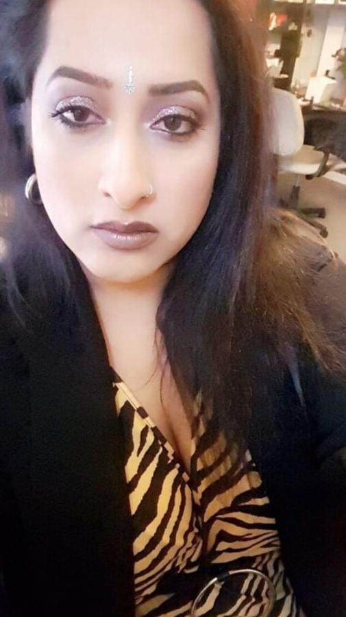 24P Beurette cochonne se fait des selfies
