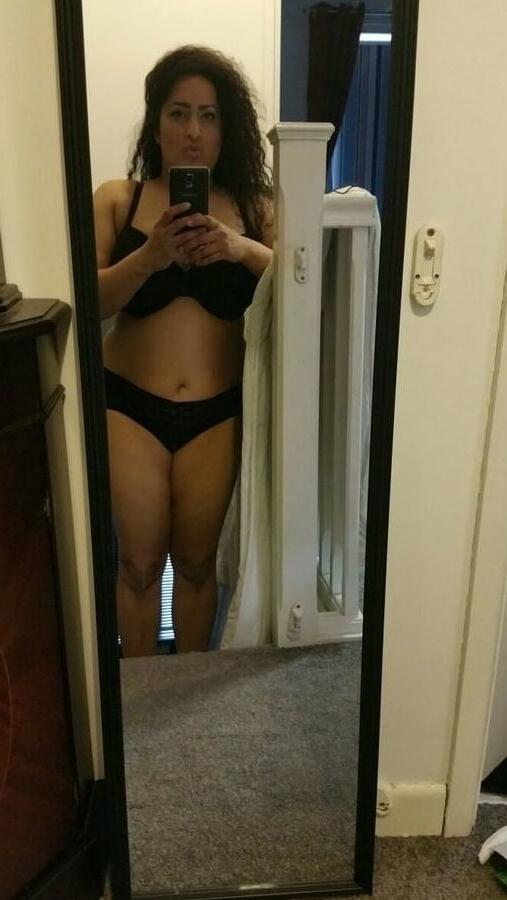 24P Beurette cochonne se fait des selfies